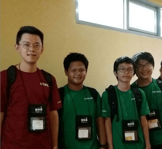 Foto bertiga bersama anggota tim Alfura is Back