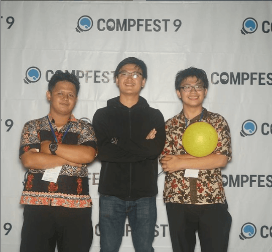 Foto bertiga bersama anggota tim Bersaw