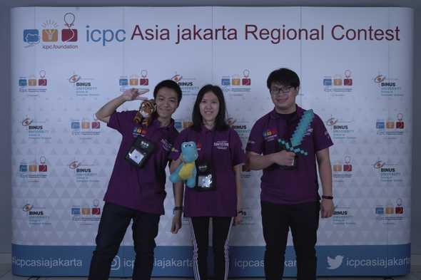 Foto bertiga bersama anggota Quantasaurus Tiguerra